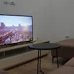 Alle\'S Komuna Parisit Lux Apartment