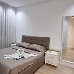 Alle\'S Komuna Parisit Lux Apartment