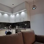 Alle\'S Komuna Parisit Lux Apartment