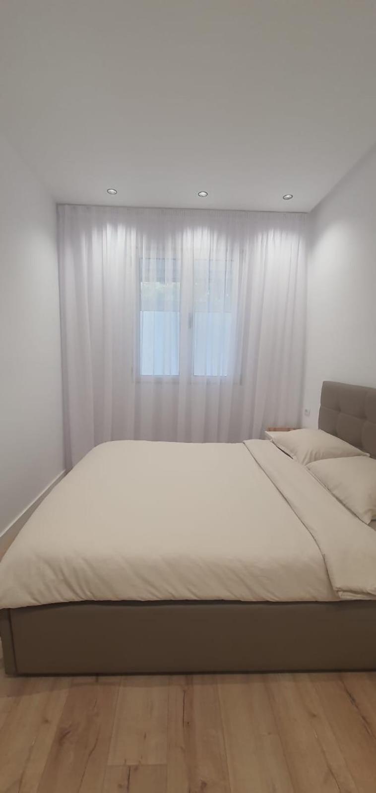 Alle's Komuna Parisit Lux Tirana